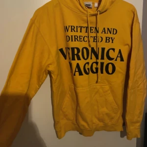 Gul Veronica Maggio hoodie - Sån fin merch från Veronica Maggio  Stl M men passar S också  Använd en del men hittar inga defekter!