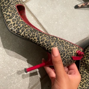 stilettklackar  - stilettklackar med leopardmönster o halv röd sula. Såå unika o coola!! tyvärr kommer de ej till användning🥲strl 39 men  passar mig bra som har 40 typ  