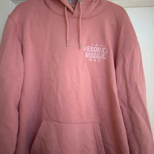 Veronica Maggio hoodie - Storlek L men är mer som en M.  Köpt för knappt ett år sen på en festival, använt den fåtal gånger.. Köpte den för 600kr, säljer den för 260kr. Frakten ingår priset😊