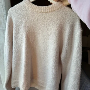 Ljusrosa stickad tröja  - Superfin ljusrosa stickad tröja från hm🌸 Färgen syns dåligt på bild men den är ljusrosa! 