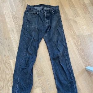 Mörkgråa weekday jeans - Säljer dessa för har blivit för små för mig Väldigt snygga Skriv om du har några frågor