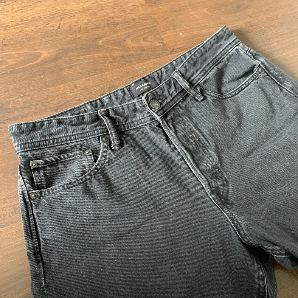 Ett par stilrena jeans från Jack Jones som har använts väldigt väldigt lite. Perfekt svart färg som passar med allt och enkelt att styla, finns inga defekter utan är som helt nya. Pris kan diskuteras vid snabb affär, skriv privat vid funderingar.. Jeans & Byxor.