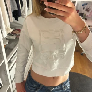 Fila sweatshirt  - Vit croppad Fila sweatshirt. Väldigt bra skick 💓 pris kan såklart diskuteras !! 