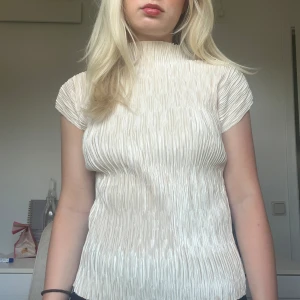 Zara topp - Glansig topp från zara i bra skick. 