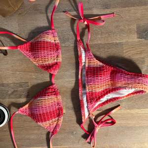 Bikini köpt på en marknad i Spanien. Färgen är i en rosa färg med lite oranget. Använd ca 3 gånger. Storlek 36.