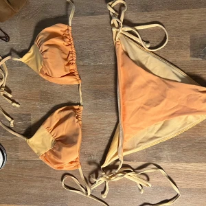 H&M bikini  - Orange/ gul bikini från hm. Knappt använd så i mycket bra skick. Storlek 36.