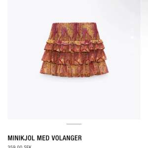 En mönstrad zara kjol, säljs inte längre, inte använd mycket inga defekter’ ✨🩷❤️🧡💛
