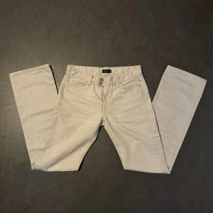 Gråa lågmidjade jeans  - Super fina gråa lågmidjade bootcut jeans, står storlek ”W29 L33” på lappen i jeansen. Men skulle säga att de passar W26/W27 bättre då de är lite mindre i midjan. Fint skick, köp direkt för 350kr via köp nu 💞🙌 