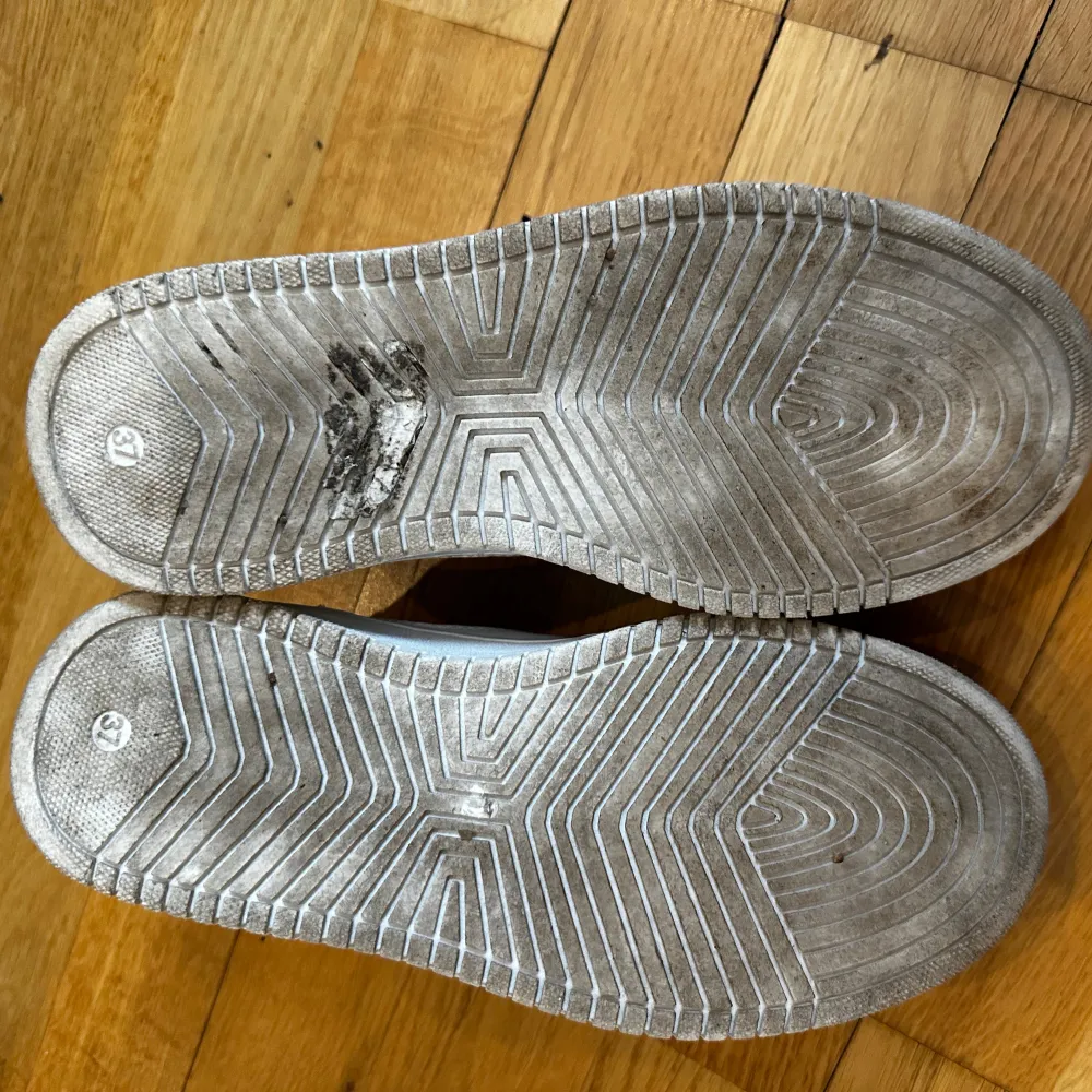 Hej, nu säljer jag ett par vita fräscha skor till finare tillfällen. Kan tänkas göra rent de som nya vid behov. Använd en skolavslutning för 2 år sedan annars bara legat på skohyllan. Storlek 37 och är från Din sko.. Skor.