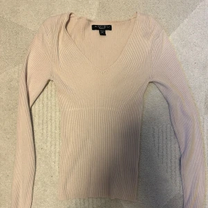 Ribbad långärmad  - Säljer dessa två ribbade tröjor i militär grön och kräm beige. Båda tröjorna är i storlek M. Även i väldigt bra skick. Tröjorna är köpta på New Yorker. En tröja för 50kr. 