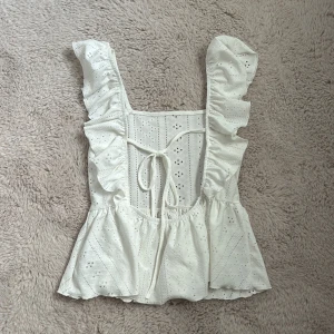 Blus - Jättefin sommarblus med öppen rygg. Den har två små fläckar som antagligen går bort i tvätt men har inte testat eller ansträngt mig. 