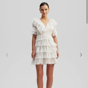 By Malina klänning - Fin klänning som enbart är använd en gång😍 Klänningen har inga defekter. Nypris 2800 kr, mitt pris 1999 kr. Vid snabb försäljning kan jag tänka mig sänka priset. Kontakta mig för mer info.💕💕