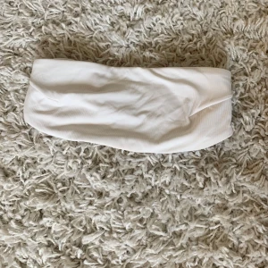 Bikiniöverdel - Vit bikiniöverdel🩷säljer nu pga att den är för liten för mig🩷den är köpt här på plick och är i fint skick 