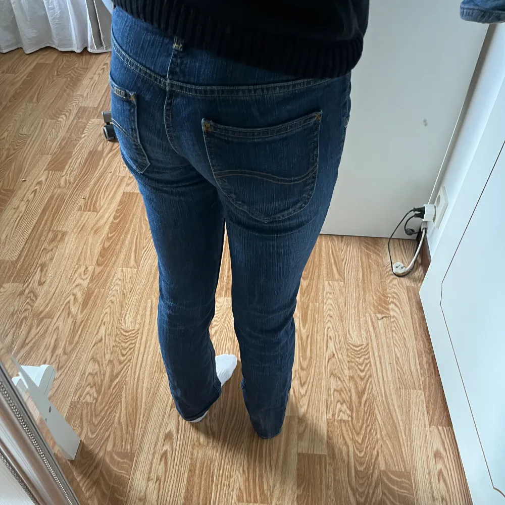 Säljer dessa lågmidjade jeans från lee🙌 det finns tecken på användning men de är fortfarande i jättefint skick🥰🫶 Storlek:W28L31. Jeans & Byxor.