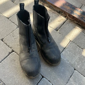 Ridskor  - Hej! Säljer ett par ridskor med stålhätta från CRW. Väl använda men inget fel på, gör rent innan köp!😊