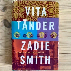 Vita tänder - Zadie Smith - Inbunden bok. Vita tänder av Zadie Smith. Omslaget lite slitet i kanterna, övrigt i fint skick 🌸