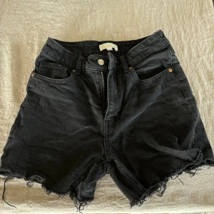 Jeans shorts - Svarta jeans shorts Knappt använda 