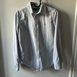 Polo Ralph Lauren Skjorta - Polo Ralph Lauren skjorta som aldrig är andvänd. Skick 10/10 