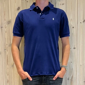 Ralph Lauren - Säljer en fet Ralph Lauren piké i storlek S.  Skick 8,5/10 Den är uppsydd då den var för lång från början. Tag saknas därav priset. Modellen på bilden är 180 och väger 65kg Tveka inte på att höra av dig!
