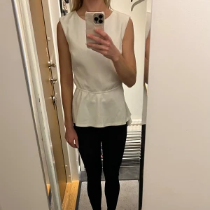 Topp  - Vit topp från AX Paris i storlek 10. Är i fint skick, aldrig använd. Toppen är öppen i ryggen. 