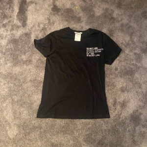 Helmut Lang tshirt - Säljer denna t shirt som är i toppskick och knappt använt. Storlek small. 399