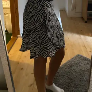 Super söt zebra mönstrad kjol till ett bra pris! Inte använd på ett år och i nyskick! Fin detalj på sidan och väldigt luftig och skön!! Hör av er via intresse eller frågor 💗💗