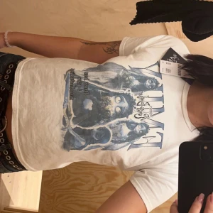 Tryckt baby tee - Super söt baby tee från Urban Outfitters! Nästan helt oanvänd och har ett tryck på Emily från corpse bride 💗