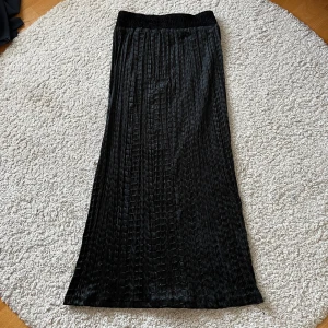 Långkjol  - Så fin långkjol med orm-liknande mönster! Längd: 96 cm. Midjemått rakt över: 35 cm (+ stretch!!)💖