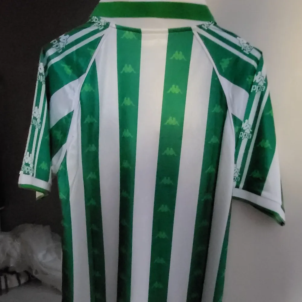 Säljes då den är för liten, enbart provad!  Real Betis 1995/1997. T-shirts.