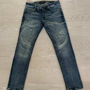 Jeans - Säljer nu dessa sjukt snygga Jack & Jones jeans| använda fåtal gånger| size 30/30| hör av er vid intresse