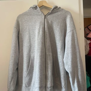 Tjocktröja med dragkedja - grå tjocktröja med dragkedja i storlek M. Använts enstaka gånger men inga synliga tecken på användning 