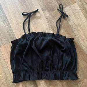 Croptop - Oanvänd crop top med prislappen kvar! Köpt för 99kr för ca 1,5 år sen 💘