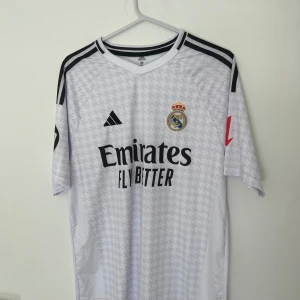 Real Madrid 2024/25 hemmatröja - Mbappe - Skick: helt nytt och oanvänd  Storlek: M Tröjan finns i Stockholm/Vallentuna men frakt erbjuds via postnord (2-3 dagar)  Skriv till mig ifall ni har en fråga.