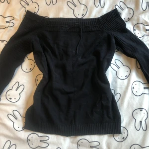 Offshoulder Mexx topp - Fin offshoulder topp från Mexx 🤍 Köpt på vinted men tyvärr för liten för mig, skulle säga att den är mellan XS och S. 🤍 Snöret har gått upp lite i ena änden, det syns på andra bilden. Skriv ifall du har frågor! 🤍