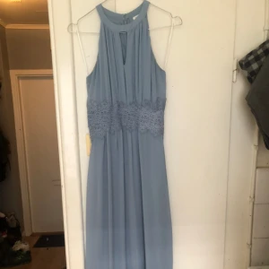 Balklänning  - Säljer denna jätte jätte fina klänning perfekt till bal eller bröllop endast använd en gång och uppsydd till någon som är ca 165💓💓