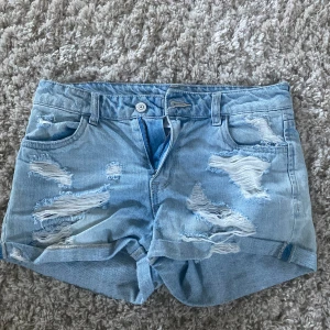 Jeansshorts - Superfina lågmidjade jeansshorts från H&m som är använda ett par gånger men är i super skick! ❤️