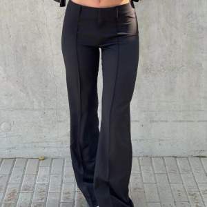 ”Lågmidjade kostymbyxor utan fickor” från Madlady🖤 Stl 34, längd regular (sitter perfekt på mig som är runt 168 cm)  