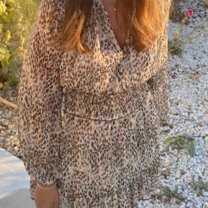 Zara klänning  - Säljer denna svin snygga klänningen från zara! Köptes för två somrar sedan och drf går den inte att få tag på längre💕