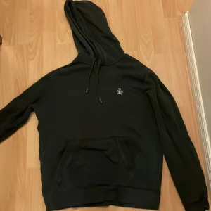 Original Penguin Hoodie  - Stilren marinblå Hoodie från Orginial Penguin, den är i fint men använt skick. Storlek M , Nypris: 900