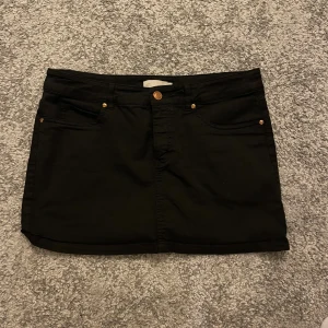 Lågmidjad svart jeanskjol - Superfin jeanskjol i strl 40, men är rätt liten i storleken. Säljer pågrund av att den är lite för stor på mig🥰