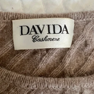 Davida Poncho Cashmere  - Lite använd utan knappar. Så skön och mjuk för sena sommarkvällar eller värmande plagg. One size.