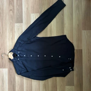 Linneskjorta - Marinblå linneskjorta Nyskick Perfekt inför sommaren Storlek S men passar även M Nypris 800 Pris går att diskuteras vid snabb affär