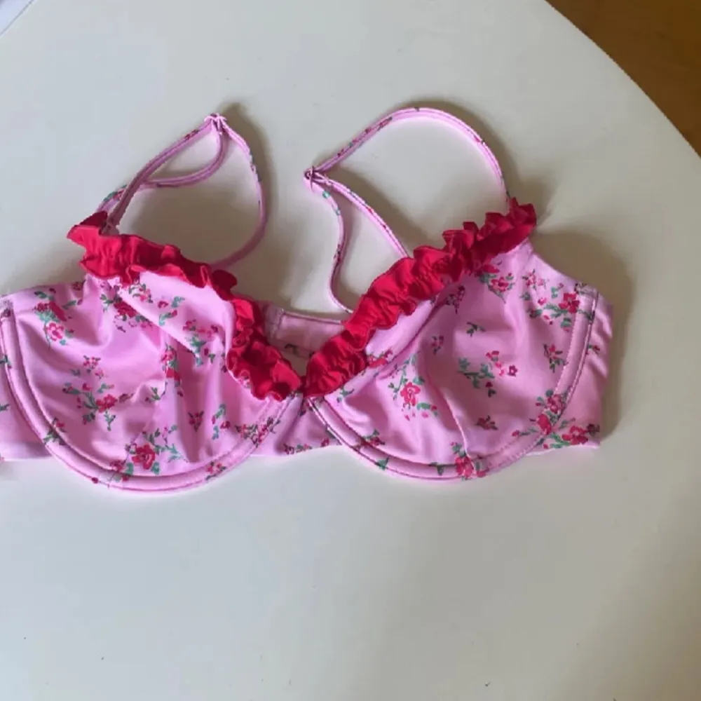 Bikini i Nyskick från Nelly. Jättesöt till sommaren. Endast testad. Säljer så den är för liten. . Muu.