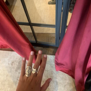 Maria Nilsdotter Batman ring  - Säljer min älskade batman ring🦹🏽‍♀️💫!! En super cool ring från Maria nilsdotters äldre kollektion! Tyvärr har den gått sönder på baksidan, någonting jag däremot inte stört mig på, men det går att lätt laga i Maria nilsdotters butiker för 300kr💌!