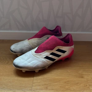 Fotbollsskor  - Tjena säljer mina copa adidas fotbollsskor för dom ej kommer till användning, dom har tappat lite färg fram men inget som är trasigt, hör av dig om du undrar något// William 