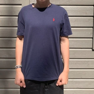 Polo Ralph Lauren t shirt - Hej! Säljer en jätte fin Ralph Lauren t shirt i otroligt fint skick. Priset kan diskuteras vid snabb affär. Tröjan är Large men passar Medium