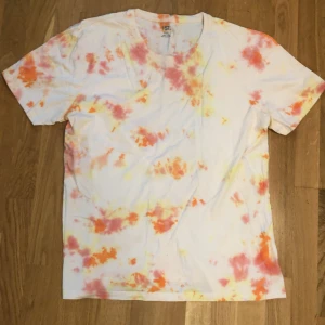 Orange ish tiedye tshirt - Tiedye shirt med gul orange och röd