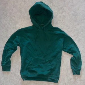 Blank hoodie - Sjukt snygg mörk grön hoodie från H&Ms märke Blank staples. Storleken är oklar men skulle säga storlek S. Frågor? Skriv i DM. 🤙