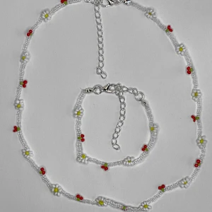 Körsbär Halsband och Armband 🍒🌸 - Halsband längd: 42 - 48.5 cm. Armband längd: 16 - 22 cm. Handgjorda. Kan mötas upp i Örebro. Super fina nu till sommar!!🍒🌸