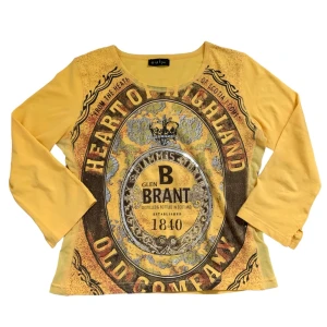 Ouí Set tröja  - Gul micro tröja med tryck från Ouí Set. Ingen storlek men uppskattas som XS/S. På sidorna är den lite sheer och den har minislits vid armarna (första bilden) Några pyttesmå fläckar på baksidan (bild 3) märks ej 💛 